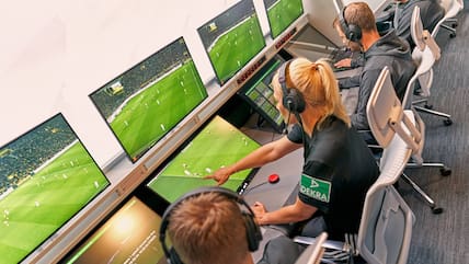 Vom Rhein an den Main: Ab der Bundesliga-Spielzeit 2027/28 sollen kritische Szenen vom Video-Assist-Center (VAC) in Frankfurt überwacht werden.