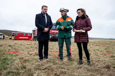 Brandenburgs Wirtschaftsminister Daniel Keller (SPD, v. l.), PCK-Geschäftsführer Ralf Schairer und Umweltministerin Hanka Mittelstädt (SPD) besuchten am Donnerstag die Unglücksstelle an der Pipeline.