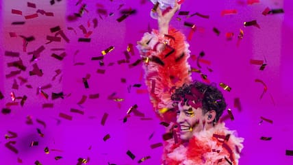 Nemo aus der Schweiz streckt bei der Siegerehrung im Finale des Eurovision Song Contest (ESC) 2024 den kaputten Pokal in die Höhe.