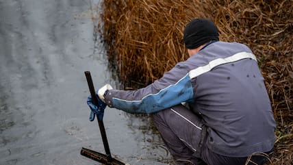 Aufräumen nach dem Unglück: Arbeiter bei Gramzow.