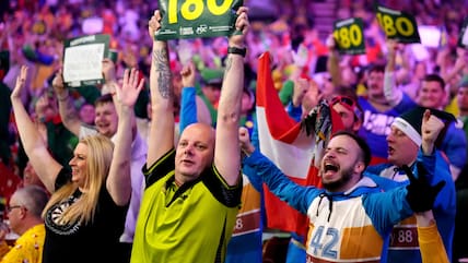ARCHIV - 23.12.2024, Großbritannien, London: Darts: WM, Paddy Power World Darts Championship, 2. Runde, 9. Tag, Alexandra Palace. Darts-Fans jubeln. (zu dpa: «Wer wird Millionär? Darts-Party wird zum XXL-Event») Foto: John Walton/Press Association/dpa +++ dpa-Bildfunk +++