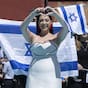 Erreichte in diesem Jahr Platz 2 beim ESC: Yuval Raphael, ESC-Kandidatin für Israel, während der Eröffnungsfeier auf dem türkisfarbenen Teppich des 69. Eurovision Song Contest im Mai 2025 in Basel.